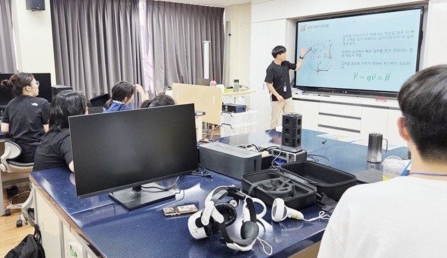 지난 6월 광주과학고등학에서 진행된 4차 사전교육에서 광주과학고등학교 김동식 교사가 ‘세계로 미래로 노벨 과학자의 길’ 국제교류 프로그램에 참여하는 학생들에게 입자가속 원리를 설명하고 있다. / 광주광역시교육청 제공
