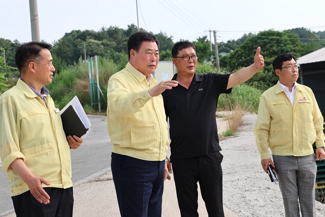 한우농가를 방문해 현황에 대해 듣고 있는 김산 군수.