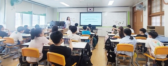 지난 9일 순천왕지초등학교 학생들이 세계유산에 대한 설명을 듣고 있다.