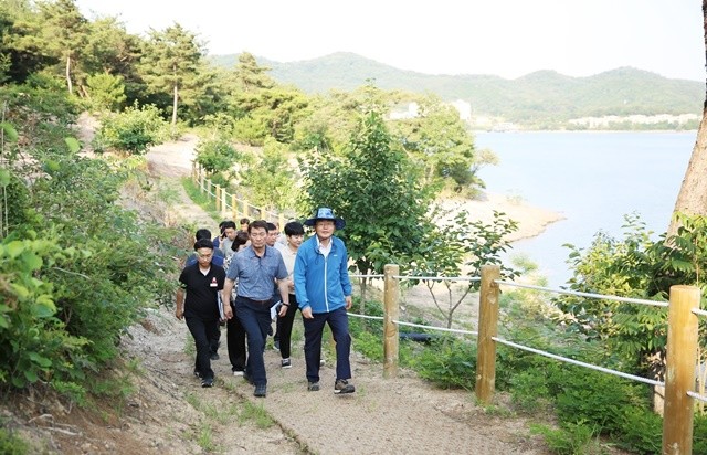 윤병태 나주시장이 나주호 둘레길 조성 현장 점검을 실시하고 있다.