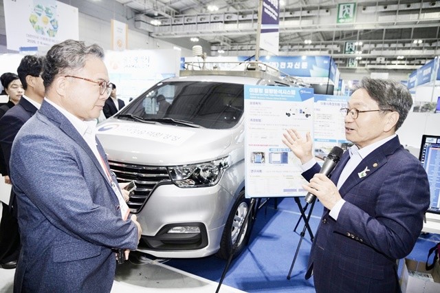 강기정 광주광역시장이 지난 9일 오후 서구 김대중컨벤션센터에서 열린 ‘2025 대한민국 기후환경에너지대전’ 개막식에 참석해 전시부스를 둘러보고 있다. /광주광역시 제공