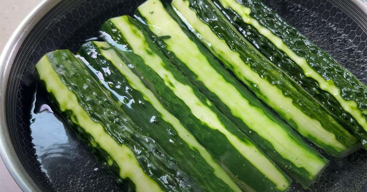 오이를 삶는 모습. / '집나간아들' 유튜브