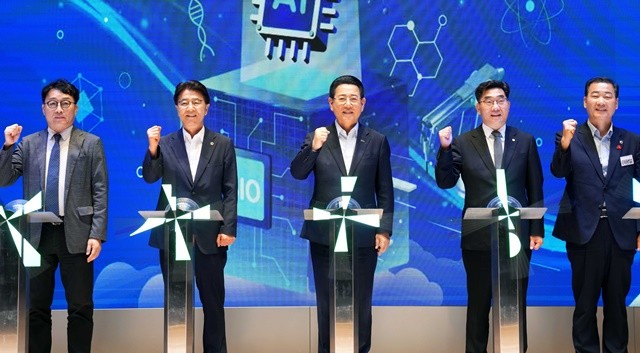 김영록 전라남도지사가 15일 전남동부청사 이순신강당에서 열린 ‘전남형 청년창업사관학교 입교식’에 참석, 주요내빈과 퍼포먼스를 하고 있다.