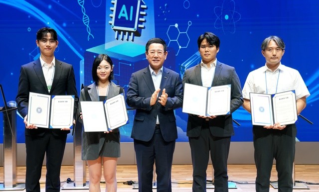 김영록 전라남도지사가 15일 전남동부청사 이순신강당에서 열린 ‘전남형 청년창업사관학교 입교식’에 참석, 비전선언문을 낭독한 입교생 대표와 기념촬영을 하고 있다.