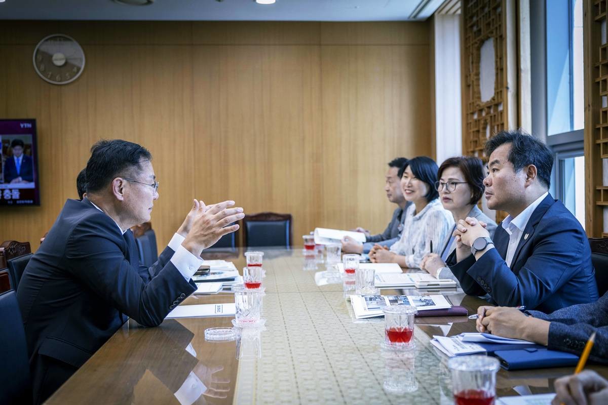 김재욱 칠곡군수는 14일 경상북도청을 방문해 지역 현안사업에 대한 도비지원을 요청하며 적극적인 예산 확보 활동에 나섰다.   / 칠곡군