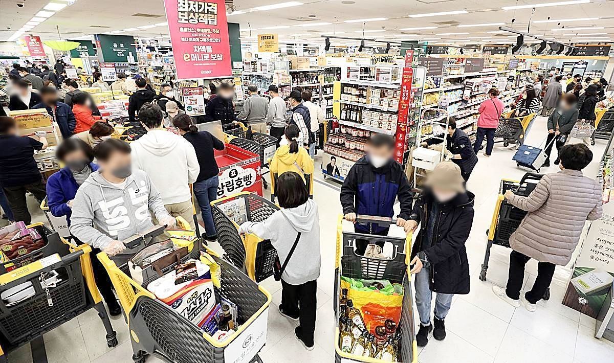 기사 이해를 돕기 위한 이마트 매장 자료 사진. 이마트가 7월 31일까지 와인 할인 행사를 진행해 관심을 끌고 있다. / 뉴스1