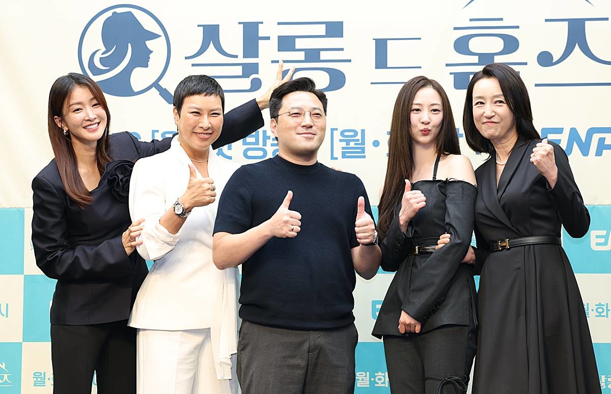 배우 이시영(왼쪽부터)과 정영주, 민진기 감독, 김다솜, 남기애가 지난달 16일 오전 서울 마포구 상암동 스탠포드호텔에서 열린 ENA 월화드라마 '살롱 드 홈즈' 제작발표회에 참석해 포즈를 취하고 있다. ‘살롱 드 홈즈’는 광선주공아파트를 배경으로 추리력 만렙, 전직 에이스 형사와 보험왕, 그리고 알바의 여왕까지 우리 단지 해결사로 뭉친 여성 4인방이 아파트 빌런을 응징하는 코믹 워맨스 활극이다 / 뉴스1