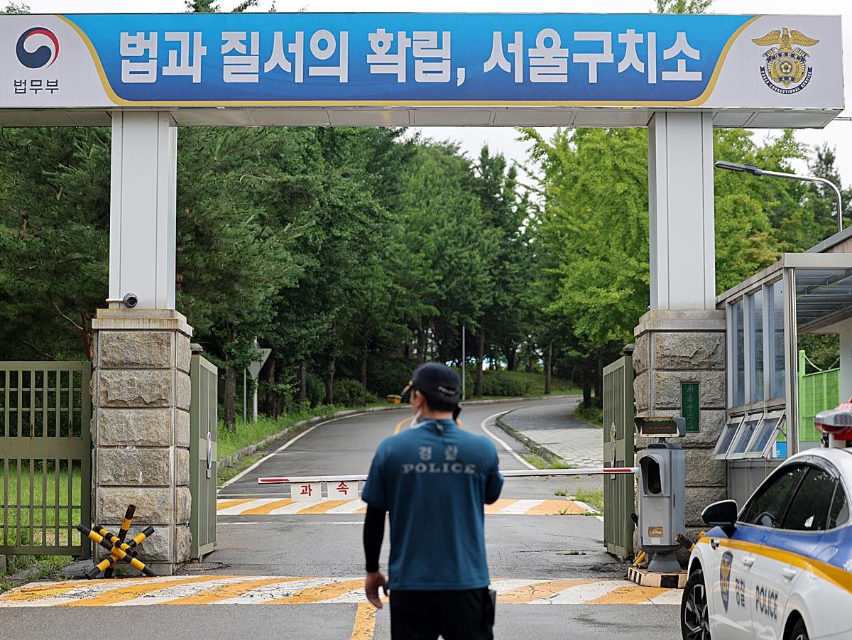 '12·3 비상계엄' 사태와 관련해 윤석열 전 대통령이 내란특검팀(특별검사 조은석) 소환 조사를 거부한 지난 15일 경기 의왕 서울구치소 앞에서 경찰이 경계근무를 서고 있다 / 뉴스1
