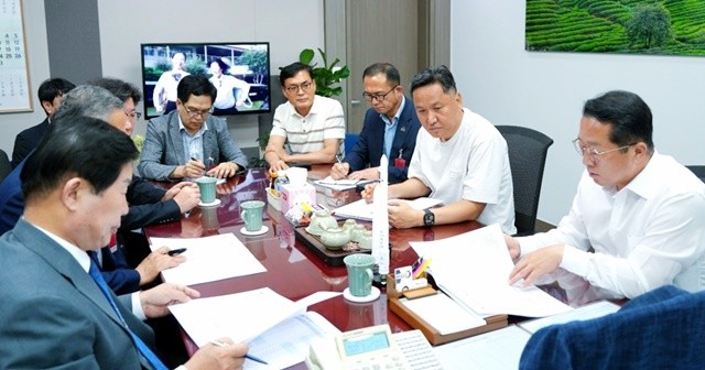 공영민 고흥군수가 문금주(오른쪽 맨앞) 국회의원에게 현안 설명을 하고 있다.