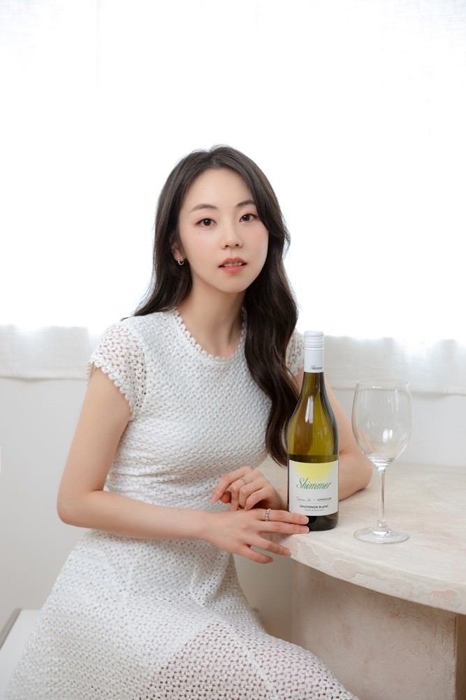 CU가 배우 안소희와 손잡고 프리미엄 뉴질랜드 와인 ‘쉬머(Shimmer)'를 출시했다. / BGF 리테일 제공