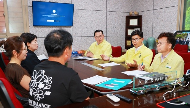 김철우 보성군수가 폭염대비 축산농가를 방문했다.
