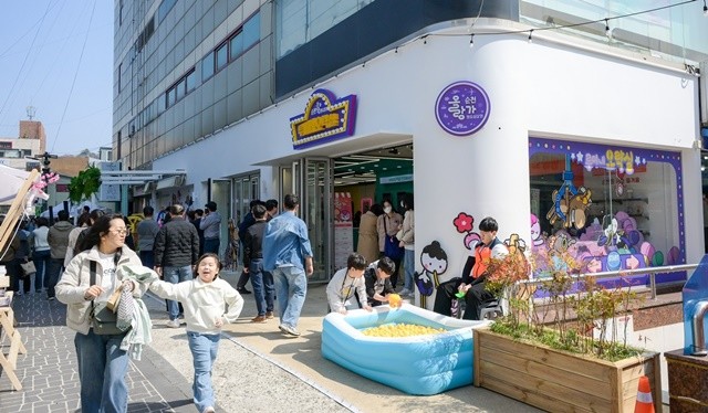 지난 3월, 시민들이 원도심 상권 거점시설인 ‘루미네오락실’ 앞에서 ‘올랑가! 별미길!!’ 행사를 즐기고 있다.