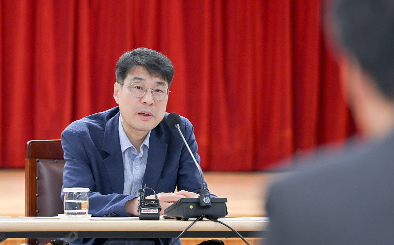 김정기 대구시장 권한다행이 16일 대구시청 동인청사에서 열린 2026년도 국비확보 점검 회의에 참석하고 있다.  / 대구시 제공
