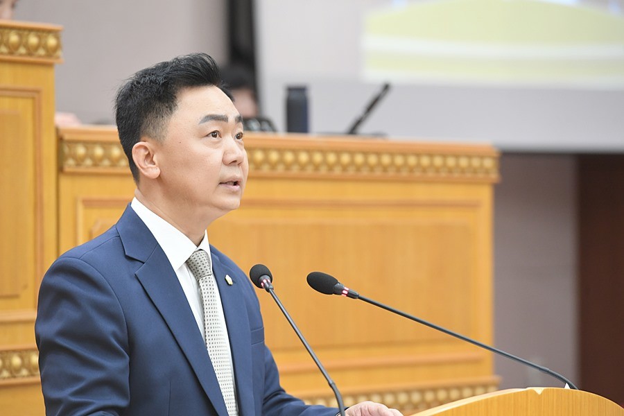 정희태 의원이 제379회 임시회 제2차 본회의에서 ‘배달플랫폼 수수료 상환제 도입 및 공정거래 질서 확립 촉구 건의안’을 대표발의하고 있다