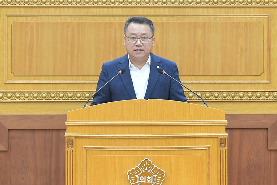 정현호 의원이 제379회 임시회 제2차 본회의에서 ‘의정부 중진료권 내 공공의료원 이전 신축 계획의 일관된 이행과 공공의료 재정 기반 확충을 위한 제도 개선 촉구 건의안’을 대표발의하고 있다