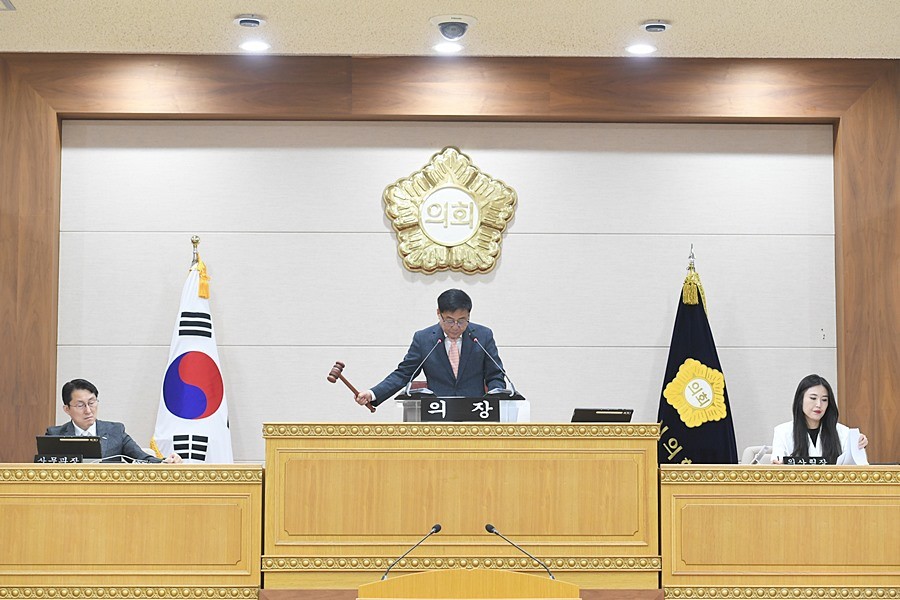 윤창철 의장이 제379회 임시회 제2차 본회의를 주재하고 있다