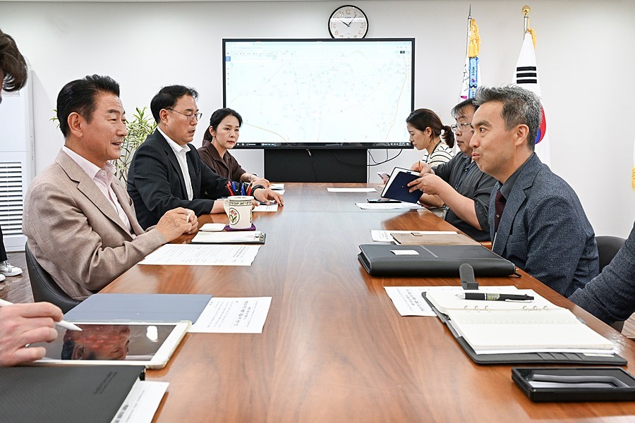 김동근 시장이 7월 15일 시장실에서 국방부 공여지처리TF장과 반환공여구역 개선 방안을 논의하고 있다