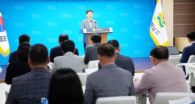 서은수 전라남도 일자리투자유치국장이 16일 오전 도청 기자실에서 민생회복 소비쿠폰 1차 지급 관련 기자간담회를 하고 있다.