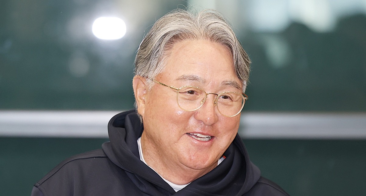 뛰어난 지도력과 인품 등으로 한국 프로야구를 대표하는 명장으로 평가받는 김경문 한화 이글스 감독 모습. 기사 이해를 돕기 위한 자료 사진. 김경문 감독이 이끄는 한화 이글스는 올해 전반기에 0.612(52승 2무 33패)의 높은 승률을 찍고 리그 1위를 기록했다.      / 연합뉴스