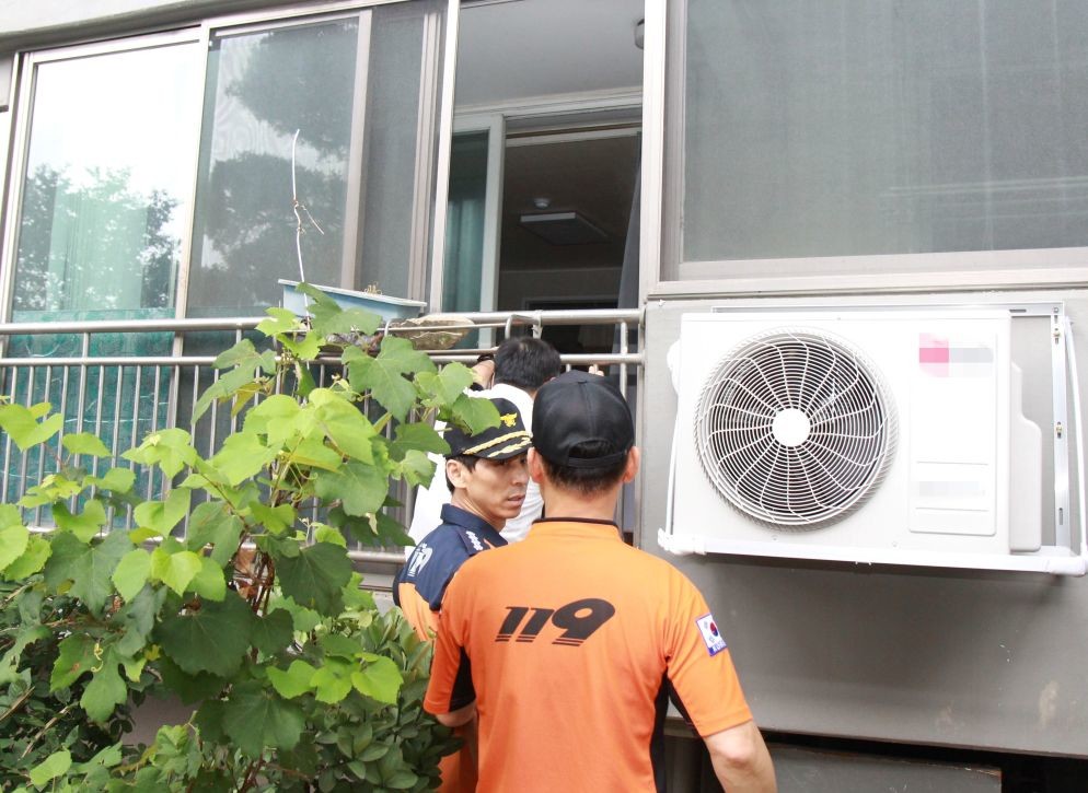 화재발생 세대 진입하는 둔산소방서 직원 / 대전시