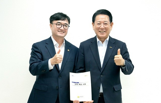 김영록 전라남도지사(오른쪽)가 16일 서울지방조달청에서 임기근 기획재정부 2차관과 면담을 갖고 전남도 핵심 사업 해결을 위한 건의 및 협조를 요청하고 있다.