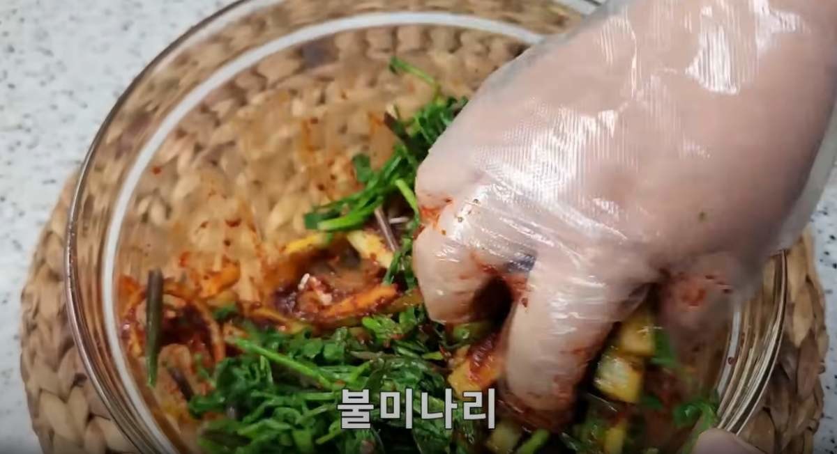 불미나리 무침. 자료사진. / 유튜브 '광수엄마 건강요리'