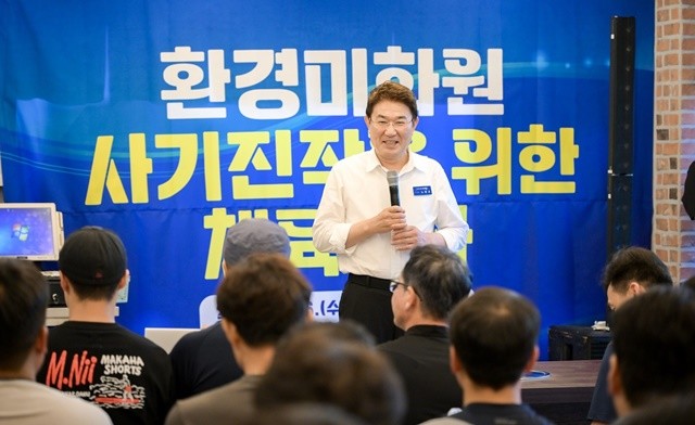 16일 노관규 순천시장이 대숲골농원에서 환경미화원의 노고를 격려하고 있다.