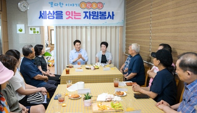 지난 9일, 노관규 순천시장과 이신숙 자원봉사센터장이 자원봉사센터에서 단체장들과 담소를 나누고 있다.