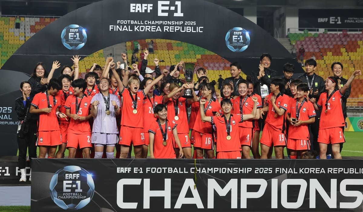 16일 오후 경기 수원시 팔달구 수원월드컵경기장에서 열린 2025 동아시아축구연맹(EAFF) E-1 챔피언십 여자부 대회에서 우승한 대한민국 여자 축구 대표팀 선수들이 트로피를 들고 기뻐하고 있다.  / 뉴스1
