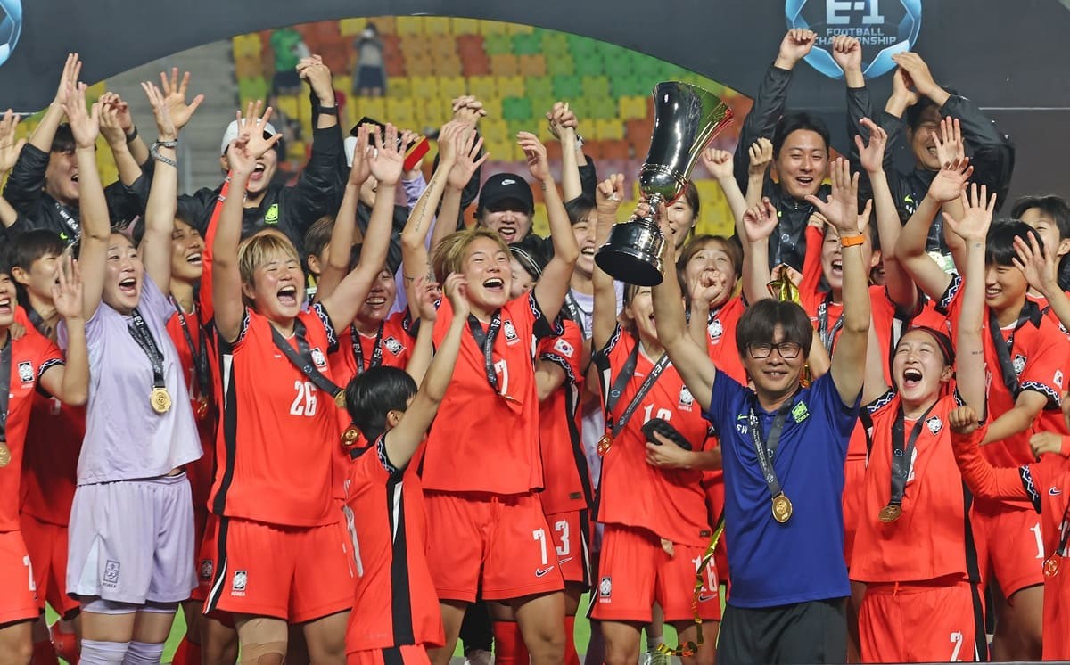 16일 오후 경기 수원시 팔달구 수원월드컵경기장에서 열린 2025 동아시아축구연맹(EAFF) E-1 챔피언십 여자부 대회에서 우승한 대한민국 여자 축구 대표팀 신상우 감독과 선수들이 트로피를 들고 기뻐하고 있다. / 뉴스1