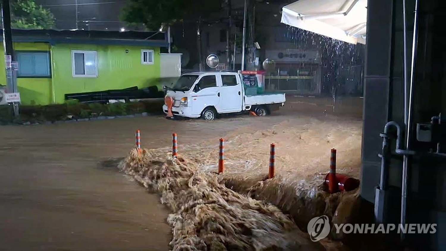 충남 서해안을 중심으로 강한 비가 내린 17일 새벽 충남 서산시 읍내동 도로가 폭우로 잠겨 있다. / 연합뉴스(독자 제공)