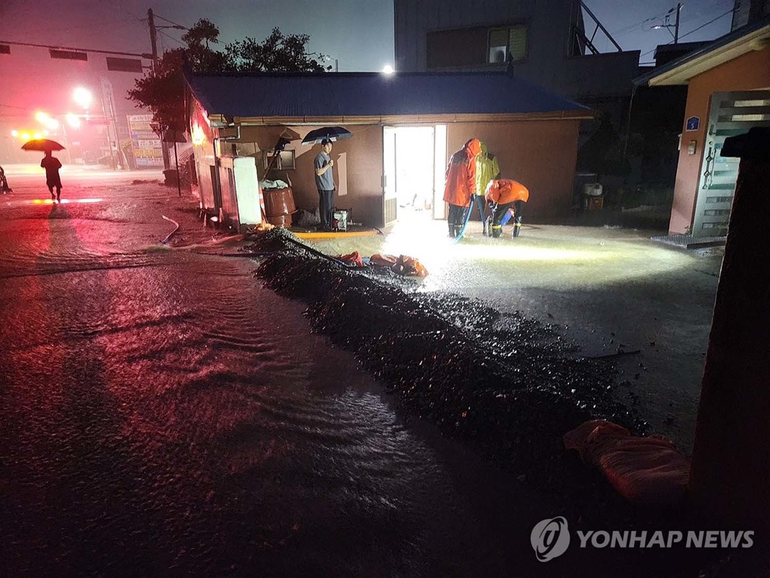 충남 전역에 호우특보가 발효된 가운데 17일 오전 3시51분께 예산군 덕산면에서 주택이 침수돼 소방당국이 안전조치를 하고 있다. / 얀합뉴스(충남소방본부 제공)