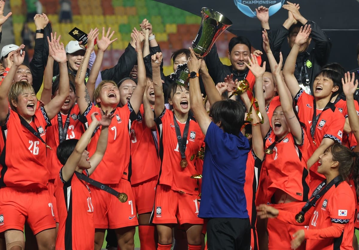 16일 오후 경기 수원시 팔달구 수원월드컵경기장에서 열린 2025 동아시아축구연맹(EAFF) E-1 챔피언십 여자부 대회에서 우승한 대한민국 여자 축구 대표팀 선수들이 트로피를 들고 기뻐하고 있다. / 뉴스1