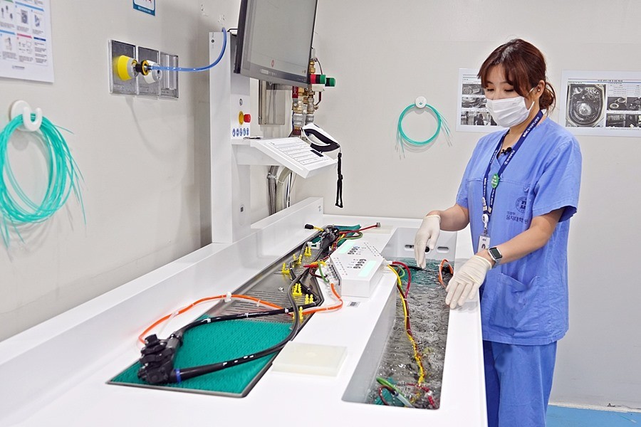 의정부을지대학교병원 내시경센터 의료진이 내시경 세척 자동화 장비를 활용해 내시경 기구 누수 검사 및 세척을 시행하고 있다