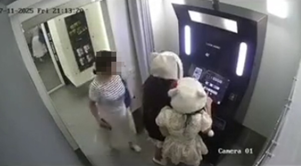 베트남 현지 여성들에게 시비를 거는 한국 여성(왼쪽).  / CCTV·에펨코리아