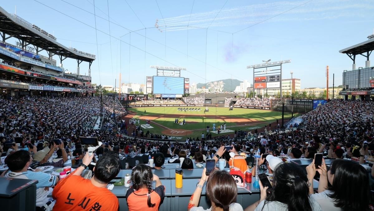 지난 12일 오후 대전 한화생명볼파크에서 열린 '2025 신한 SOL Bank KBO 올스타전'에서 대한민국 공군 특수비행팀 블랙이글스가 축하공연을 선보이고 있다. / 뉴스1