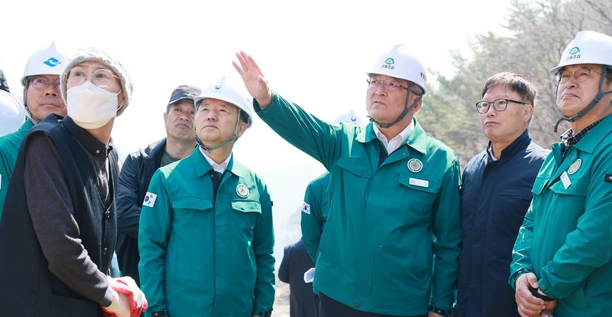 산사태피해지역을 둘러보고 있는 김학동 군수 / 예천군 제공