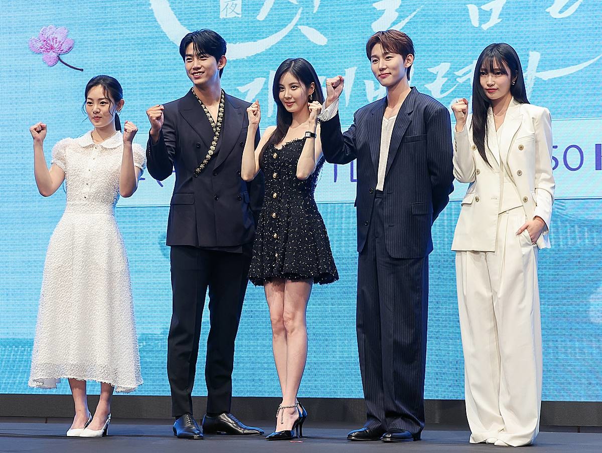 배우 권한솔(왼쪽부터), 옥택연, 서현, 서범준, 지혜원이 지난달 11일 오후 서울 구로구 신도림동 더 세인트 그랜드볼룸에서 열린 KBS 2TV 새 수목드라마 '남주의 첫날밤을 가져버렸다' 제작발표회에 참석해 포즈를 취하고 있다. ‘남주의 첫날밤을 가져가버렸다’는 평범한 여대생의 영혼이 깃든 로맨스 소설 속 병풍 단역이 소설 최강 집착남주와 하룻밤을 보내며 펼쳐지는 로맨스 판타지극이다 / 뉴스1