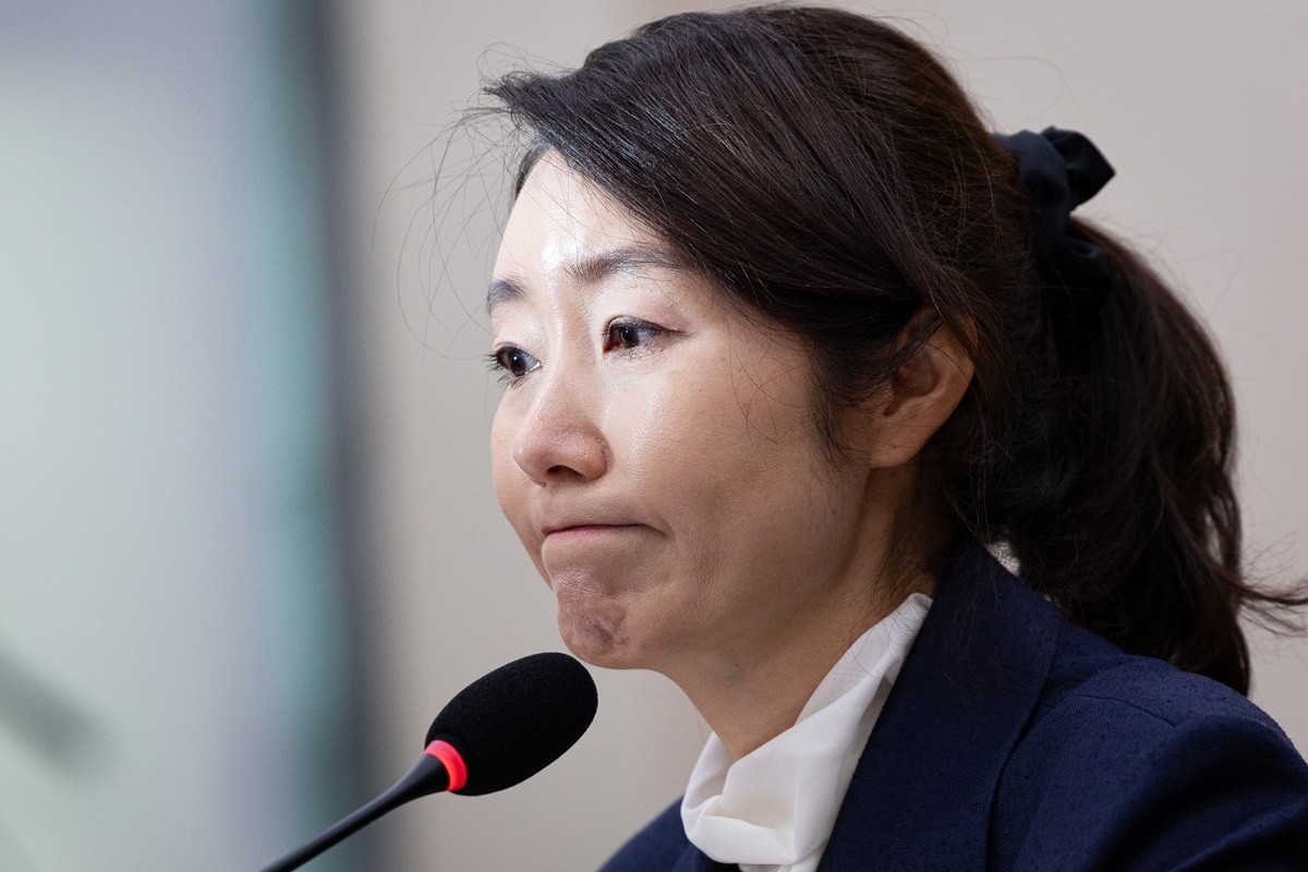 강선우 여성가족부 장관 후보자가 14일 서울 여의도 국회에서 열린 인사청문회에 출석해 의원 질의를 경청하고 굳은 표정을 짓고 있다. 자료 사진 / 뉴스1