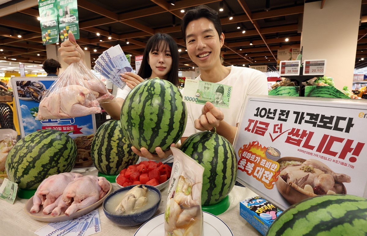 서울 용산구 이마트에서 모델들이 초복을 앞두고 영계와 수박을 선보이고 있다. / 뉴스1