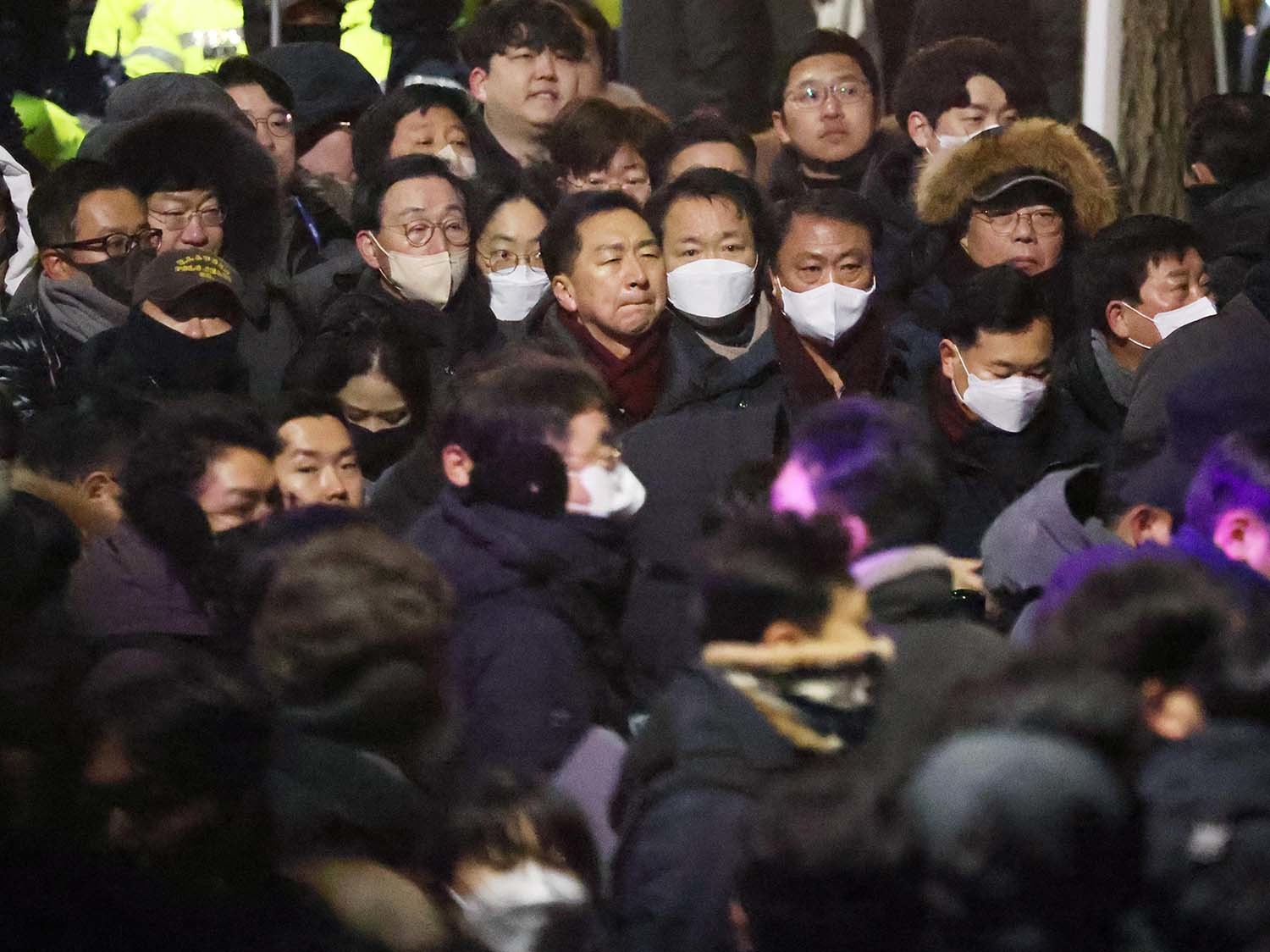 고위공직자범죄수사처(공수처)가 윤석열 대통령 2차 체포영장 집행에 나선 15일 오전 서울 용산구 한남동 대통령 관저 앞에 김기현 의원(가운데)을 비롯한 국민의힘 의원들이 경찰 진입을 지켜보고 있다. / 뉴스1