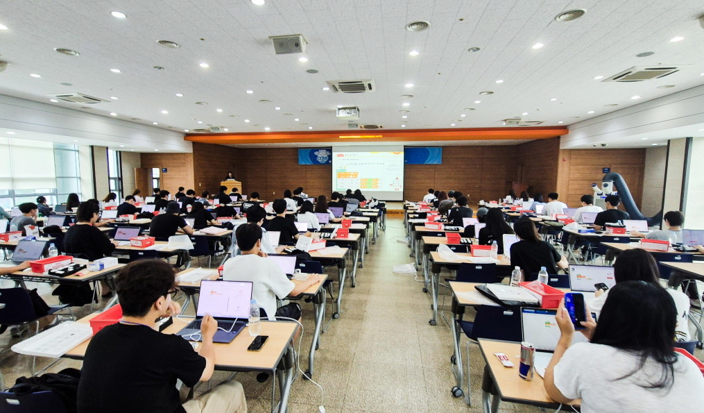 영진전문대학교 경북 칠곡 글로벌캠퍼스에서 지난 14일 시작으로 18일까지 ‘AI 혁신융합대학 여름방학 AI캠프’가 열리고 있다. / 영진전문대 제공