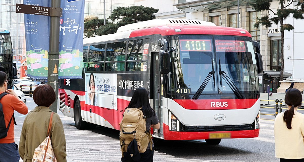기사 이해를 돕기 위한 자료 사진. 연합뉴스 보도에 따르면 경기도 버스 요금이 일제히 오를 것으로 전망된다. 이르면 추석 전후, 늦어도 연내에는 버스 요금이 오를 것으로 보인다. 요금 인상폭은 일반 시내버스와 좌석 버스 200~300원, 광역버스 400원~500원이 될 것으로 예상된다. 경기도의 버스요금 인상은 2019년 9월 이후 6년 만이다. 경기도 버스 요금 인상 문제와 관련해 경기도 관계자는 '도의회 의견 청취와 소비자정책위원회 심의를 거치면 사실상 인상안이 나온다. 연내에는 이뤄질 것으로 본다'라고 말했다. / 연합뉴스