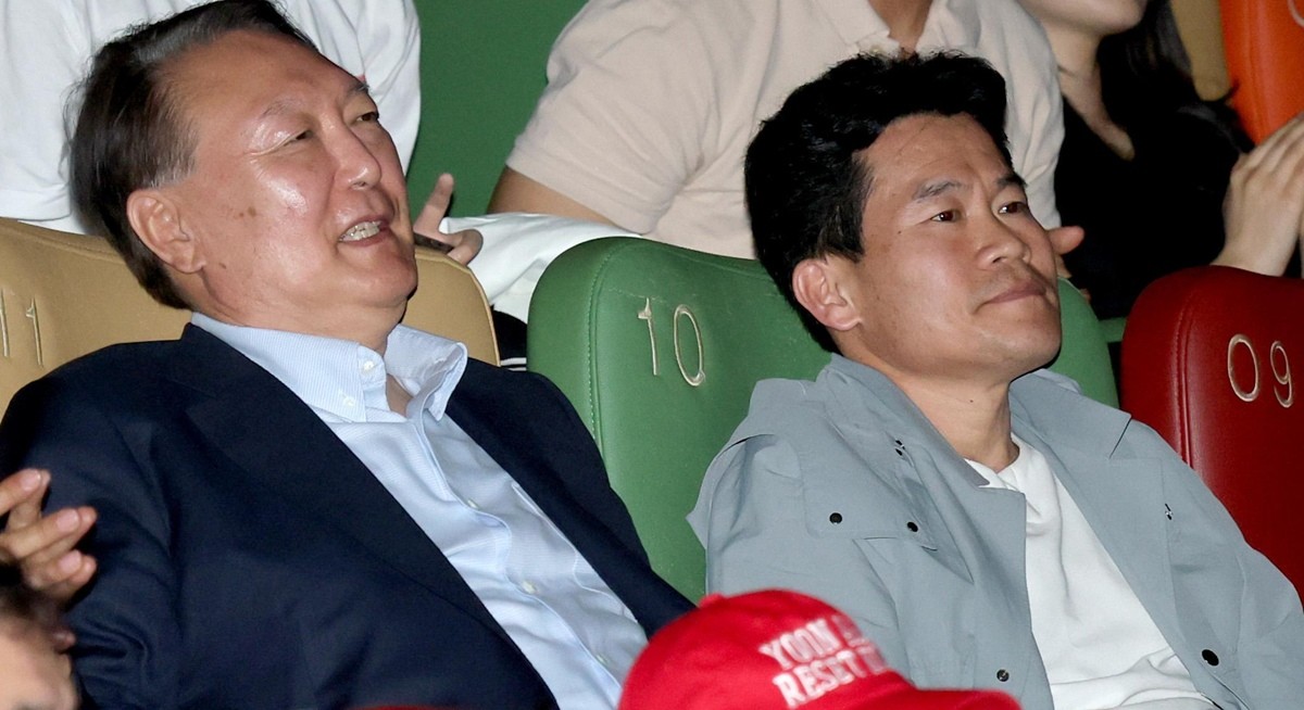 윤석열 전 대통령(왼쪽)이 지난 5월 21일 서울 메가박스 동대문에서 전한길 한국사 강사와 함께 영화 ‘부정선거, 신의 작품인가’ 관람을 하고 있다. / 뉴스1