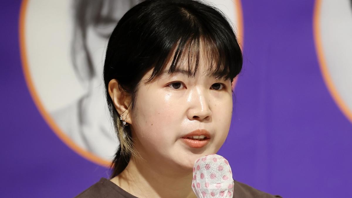 2022년 4월 5일 오후 서울 중구 달개비에서 열린 출판사 허블의 SF시리즈 '초월하는 세계의 사랑' 출간 간담회에서 '돌아오는 호수에서'를 쓴 작가 조예은이 질문에 답하고 있다. / 연합뉴스