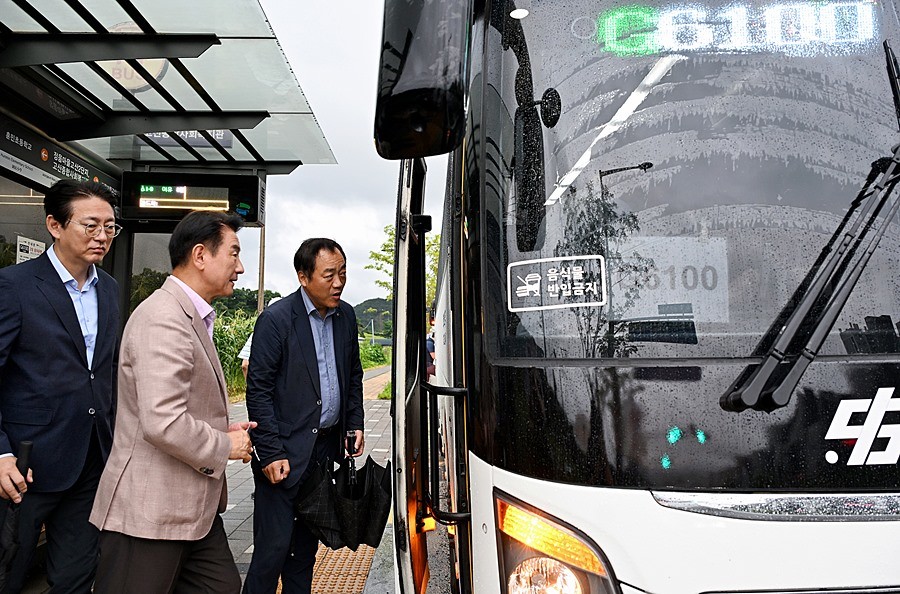 김동근 시장이 7월 17일 G6100번 전세버스 증회 운행 현장 점검을 위해 버스에 탑승하고 있다