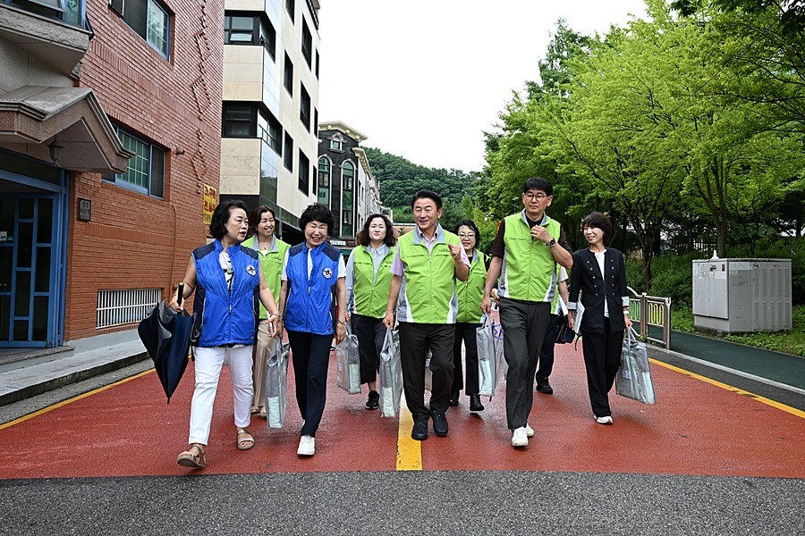 김동근 시장이 7월 17일 ‘모두의돌봄’(돌봄 삶의 현장)의 일환으로 독거노인 가정을 방문해 후원물품을 전달하고 생활 여건을 살폈다