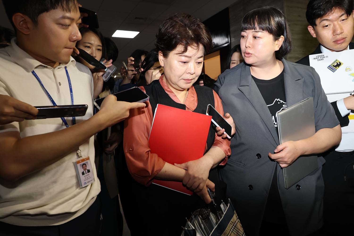 윤희숙 국민의힘 혁신위원장이 17일 오전 서울 여의도 국회에서 열린 비상대책위원회의 참석을 마치고 나서며 취재진의 질문을 받고 있다. / 뉴스1