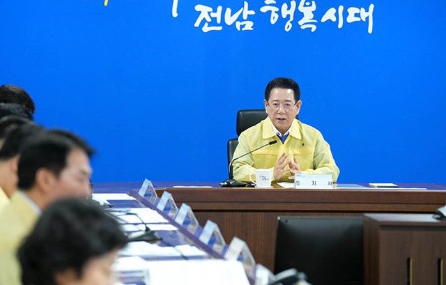 김영록 전라남도지사가 17일 오전 도청 재난종합상황실에서 실국장 등이 참석한 가운데 ‘호우대비 대처상황 점검회의’를 주재하고 있다.