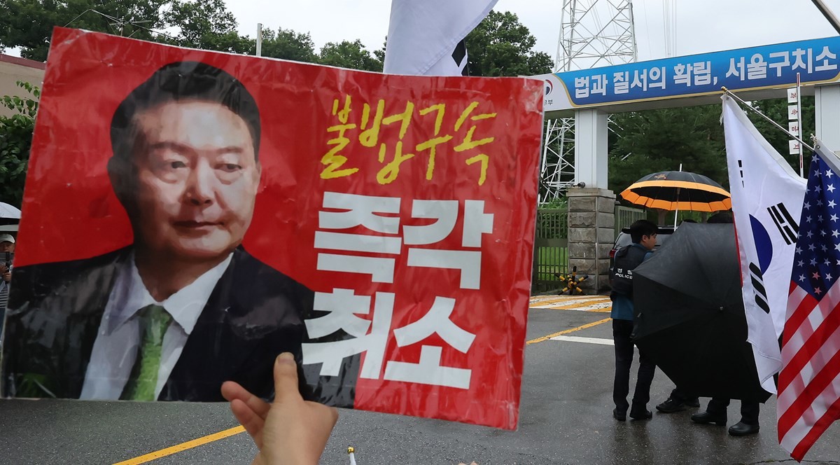 경기 의왕 서울구치소 앞에서 윤석열 전 대통령 지지자들이 집회를 하고 있다. 기사 이해를 돕기 위한 자료 사진. 국가인권위원회(인권위)가 윤석열 전 대통령이 수용된 서울구치소 방에 에어컨을 설치해달라는 진정이 40여 건 접수됐다고 17일 밝혔다. 인권위에 접수된 진정서에는 '폭염 속 고령자를 좁은 방에 수용하는 것은 부당하다'라는 내용이 담긴 것으로 전해졌다. 외부 병원 진료를 허용하라는 내용도 있는 것으로 알려졌다. / 뉴스1